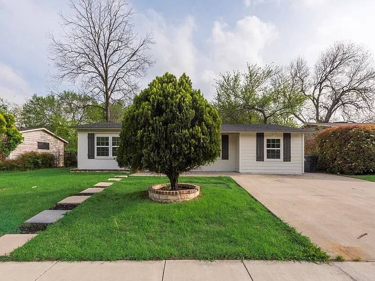 1104 Belvedere Dr — Photo 3