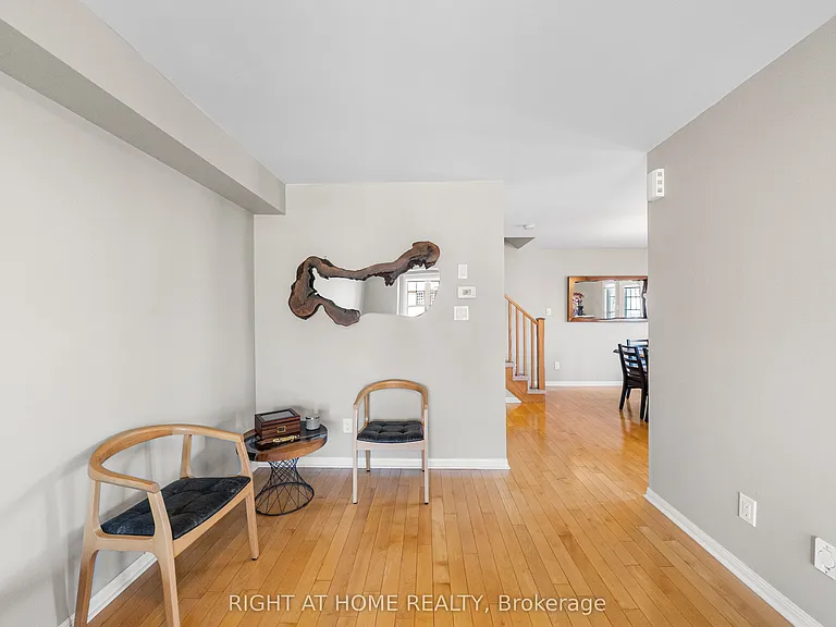291 Woodley Cres — Photo 12