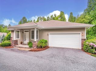 38 Green Meadow Ct, Flat Rock, NC 28731