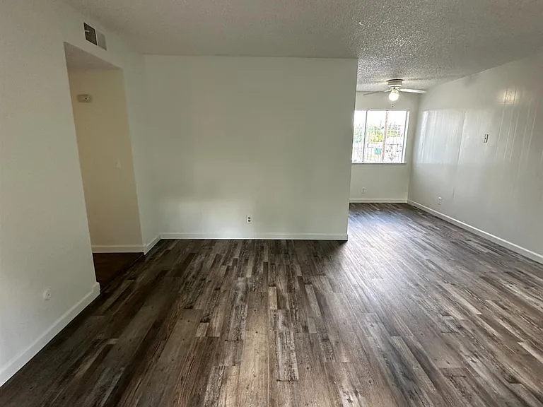 1069 Cherry Ln #D — Photo 2