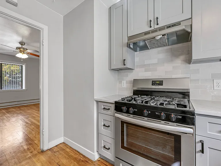 Clermont Apartments — Photo 7