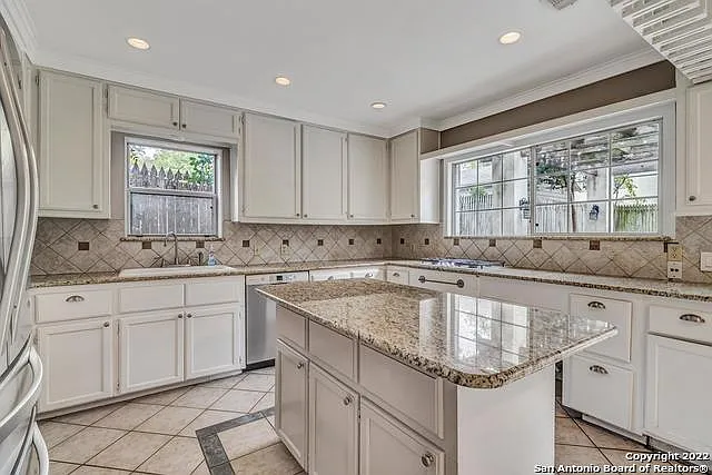 3 bed, 2.0 bath, 2232 sqft, $3,395 — Photo 4