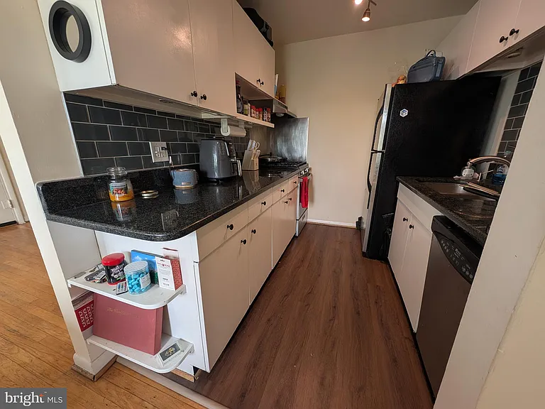 2059 N Woodstock St #306 — Photo 6