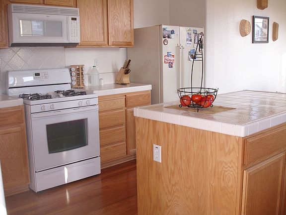 ISLAND TILE KITCHEN..