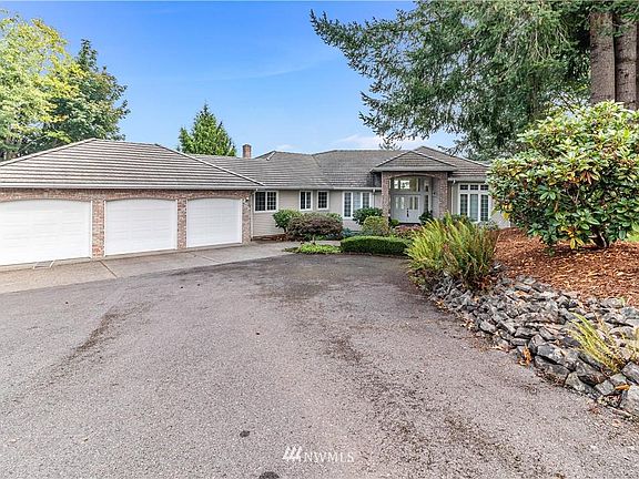 3rd image of 194 Summerside Dr