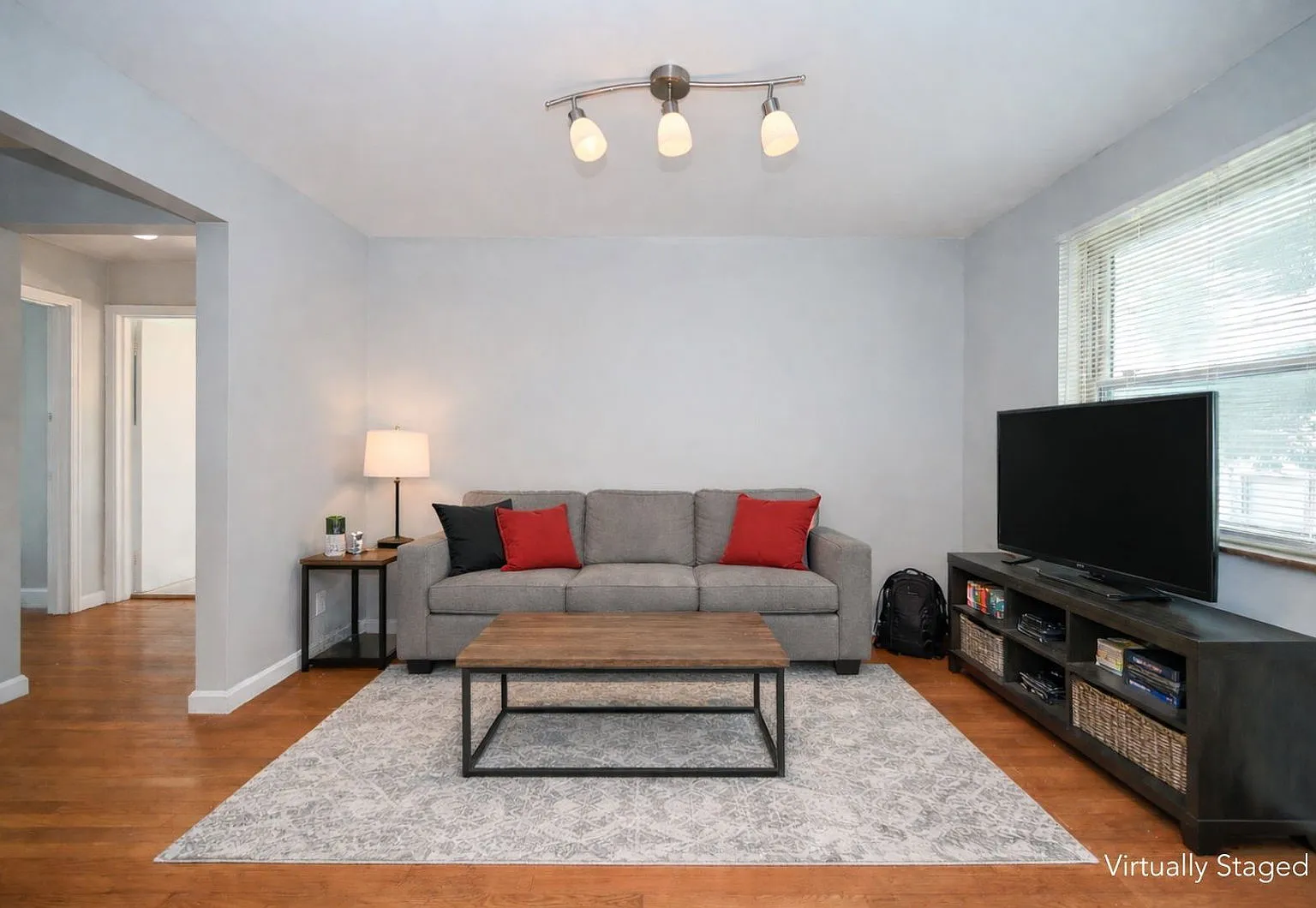 2 bed, 1.0 bath, 700 sqft, $1,299 — Photo 2