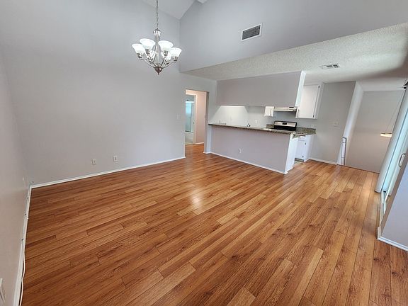 4th image of 606 S Everett St #B