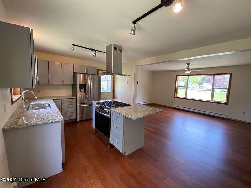3rd image of 12 Thomas Avenue