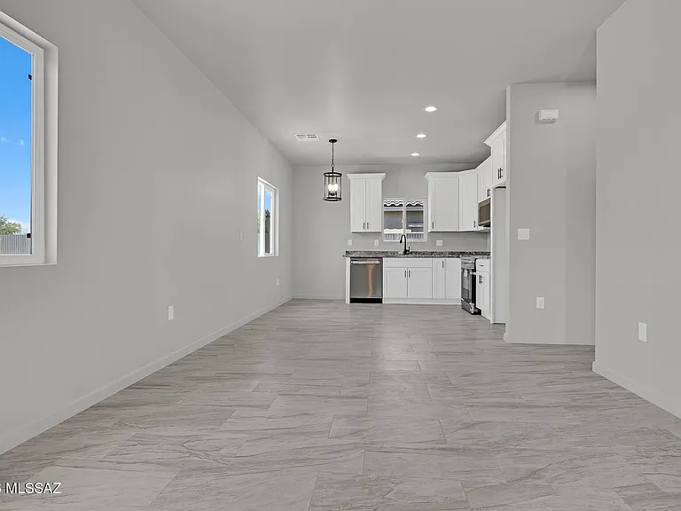 402 W Columbia St — Photo 6