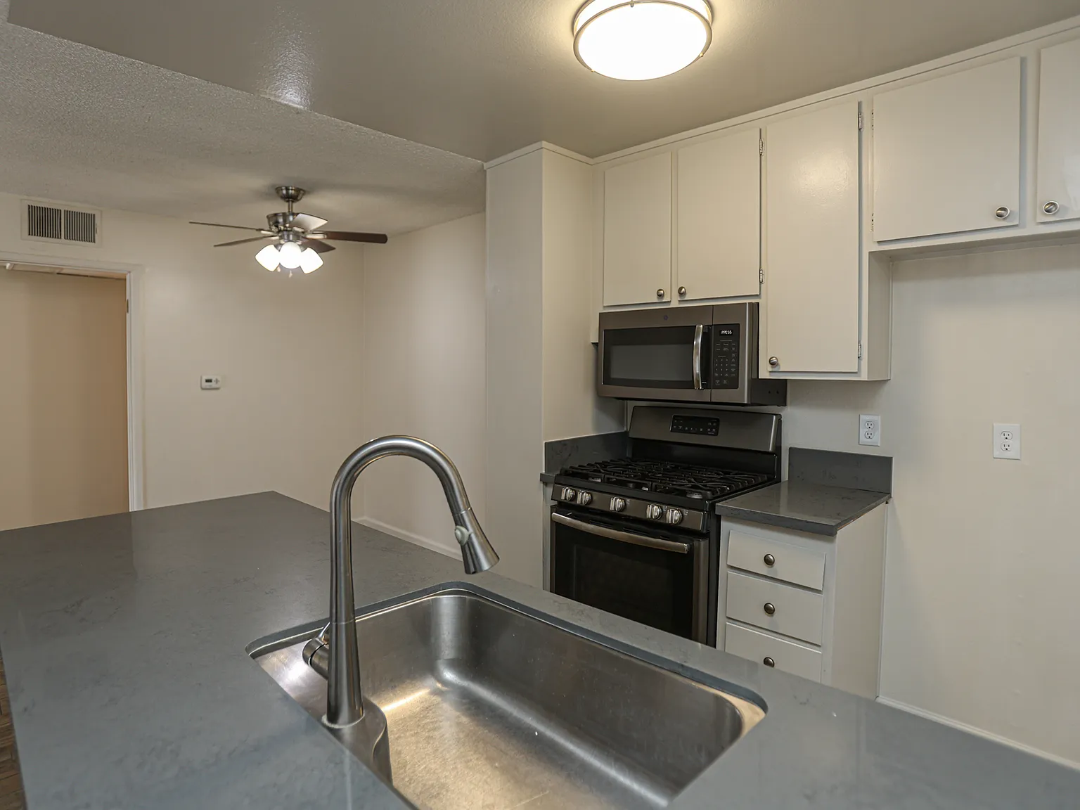 2839 S Fairview St, #F Santa Ana CA 92704 - 1 — Photo 4