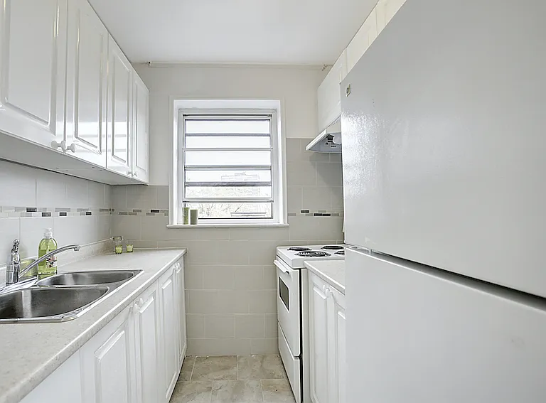 2328 Islington Ave — Photo 2