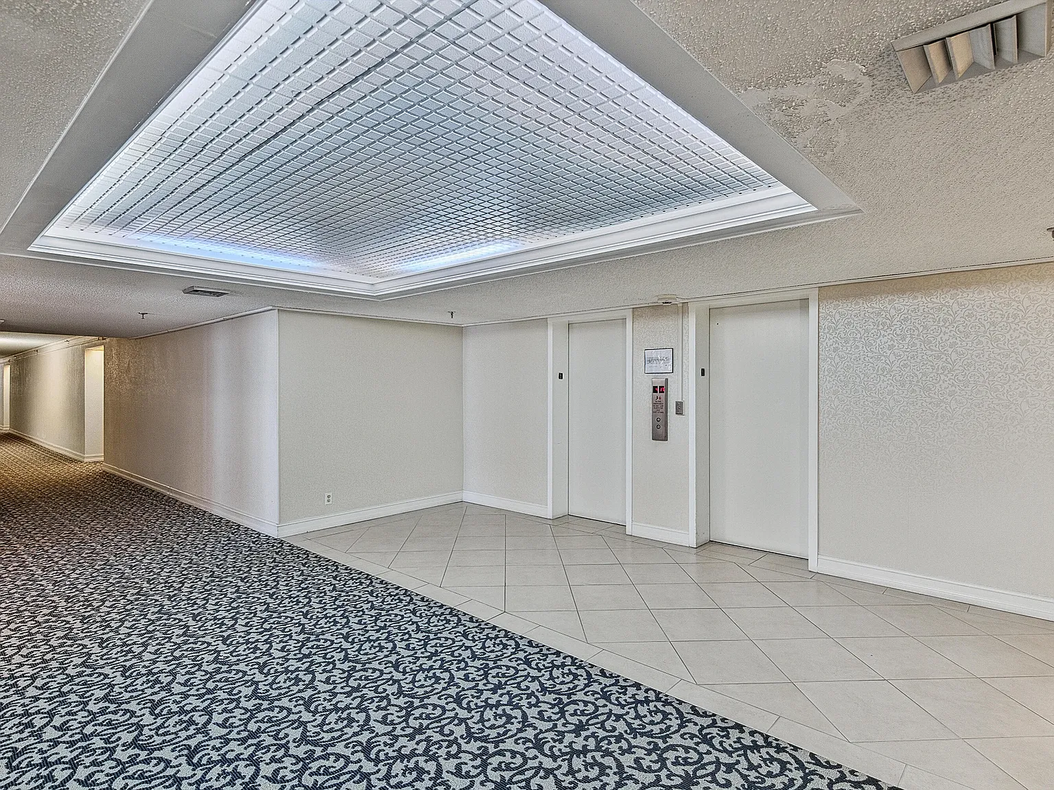 Pompano Aegean — Photo 1