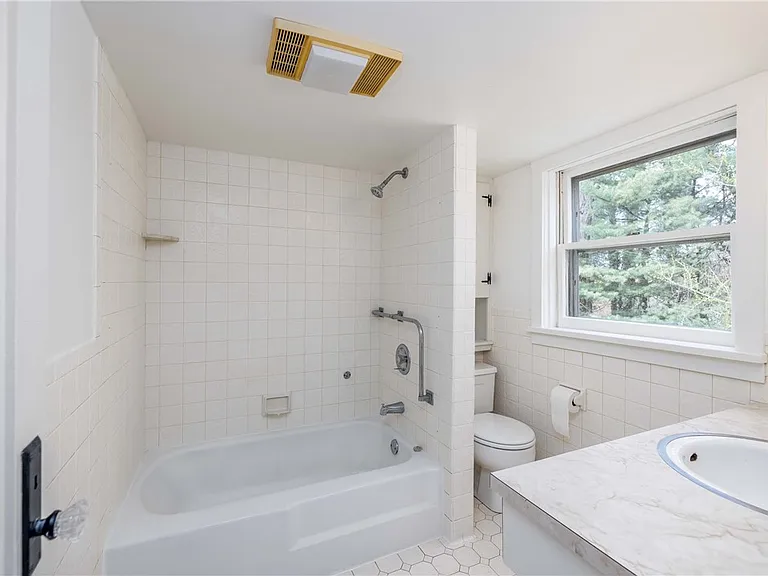 1253 Fairport Rd — Photo 39