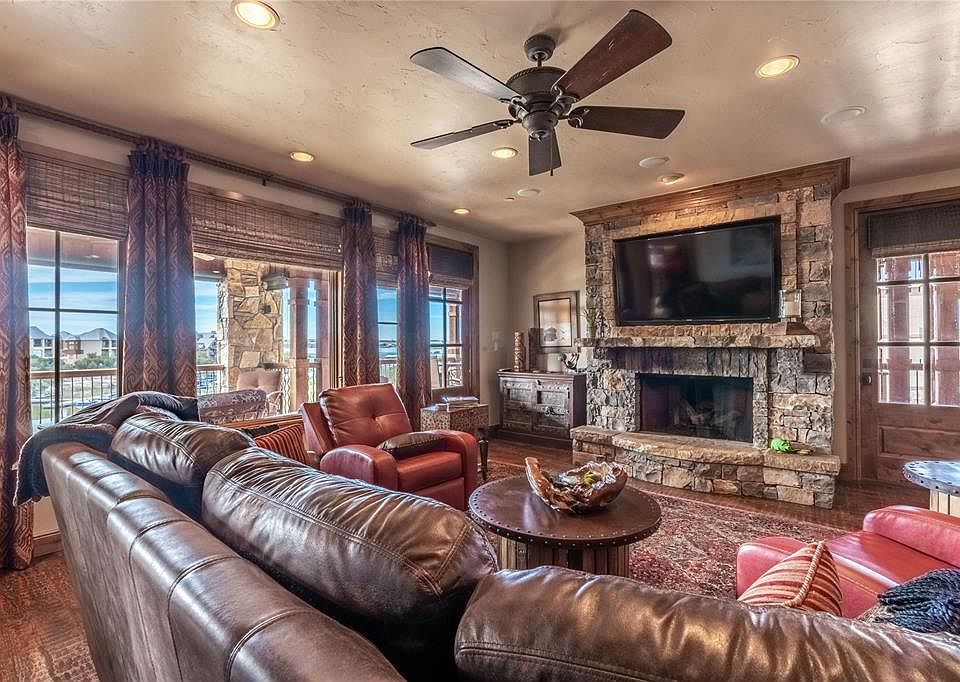 1st image of 203-1653 Scenic Dr