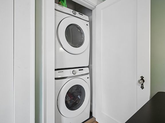 3rd image of 211 Greenwood Cir