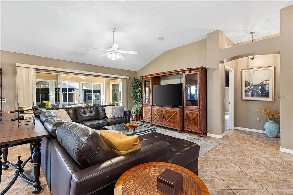 3 bed, 2.0 bath, 2048 sqft, $3,500 — Photo 4