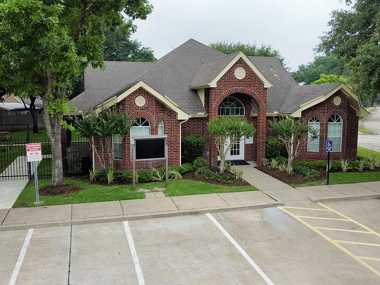 2126 Collingsfield Dr — Photo 23