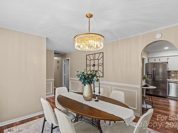 5th image of 523 Whitethorn Dr