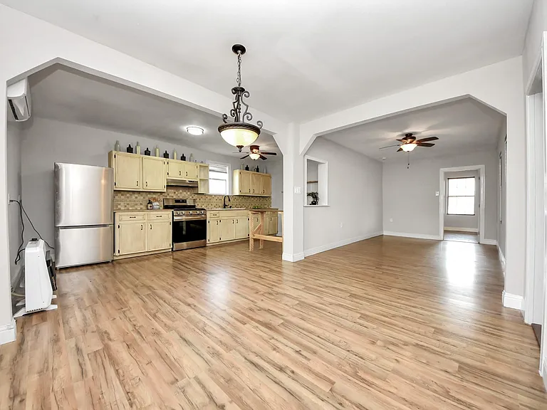 215 E Saint Charles Dr — Photo 6
