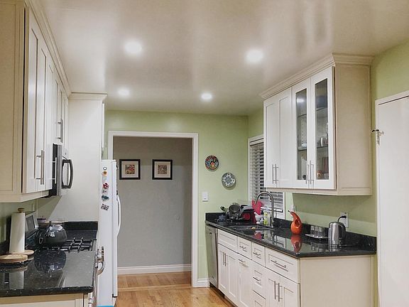 5th image of 208 Cypress Ave