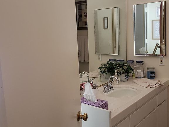 5th image of 872 Sierra Vista Dr #18