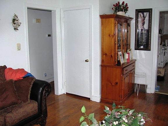 3rd image of 1058 Graves St