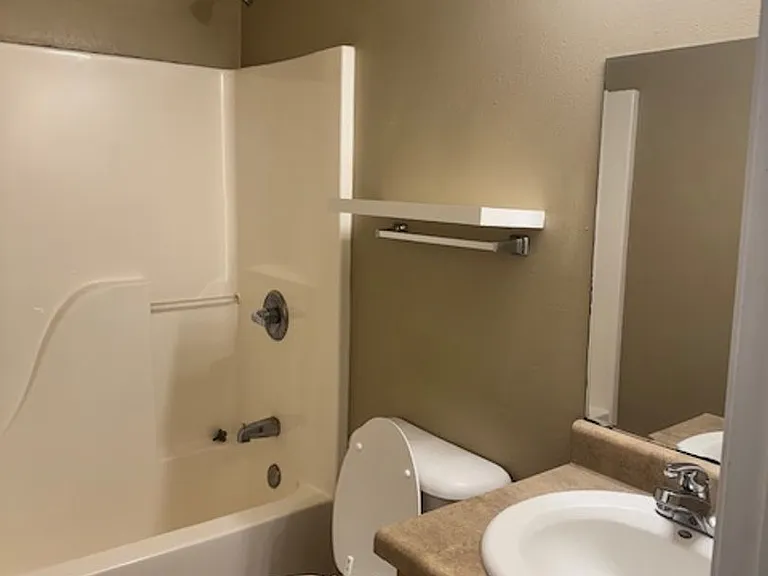 607 E Main St — Photo 8