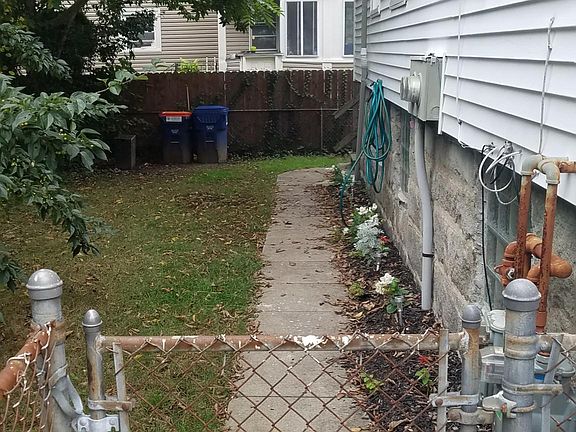 Side pathway to back entrance