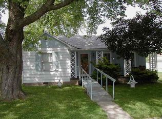 212 8th St, Carmi, IL 62821