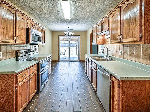 3rd image of 173 Squires Grove Dr W