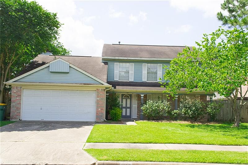 Welcome home to this 3 br 2 1/2 bath house in Pearland!