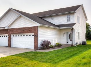 12122 Ridgeview Dr, Urbandale, IA 50323