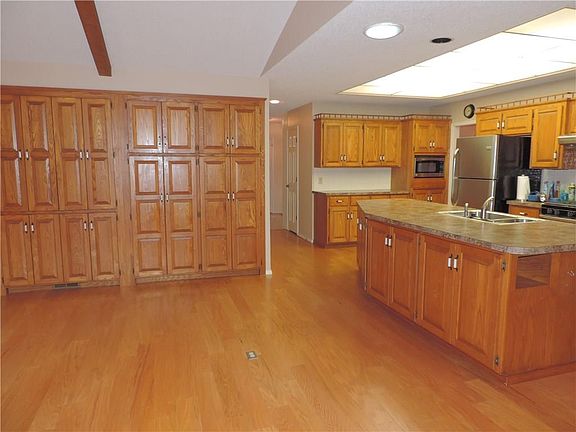 4th image of 8 Elizabeth Dr