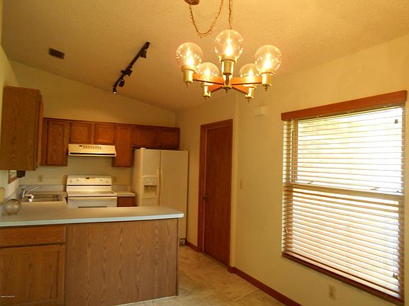 4th image of 825 Seven Gables Cir SE