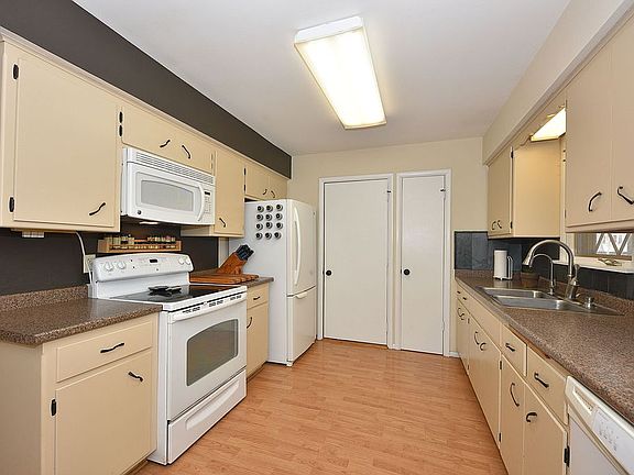3rd image of 637 Fairview Dr