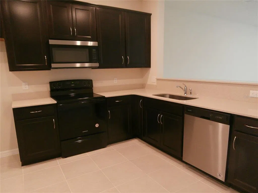 3 bed, 2.5 bath, 1883 sqft, $2,300 — Photo 2