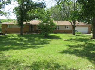 8243 Hamilton Rd, Ozawkie, KS 66070