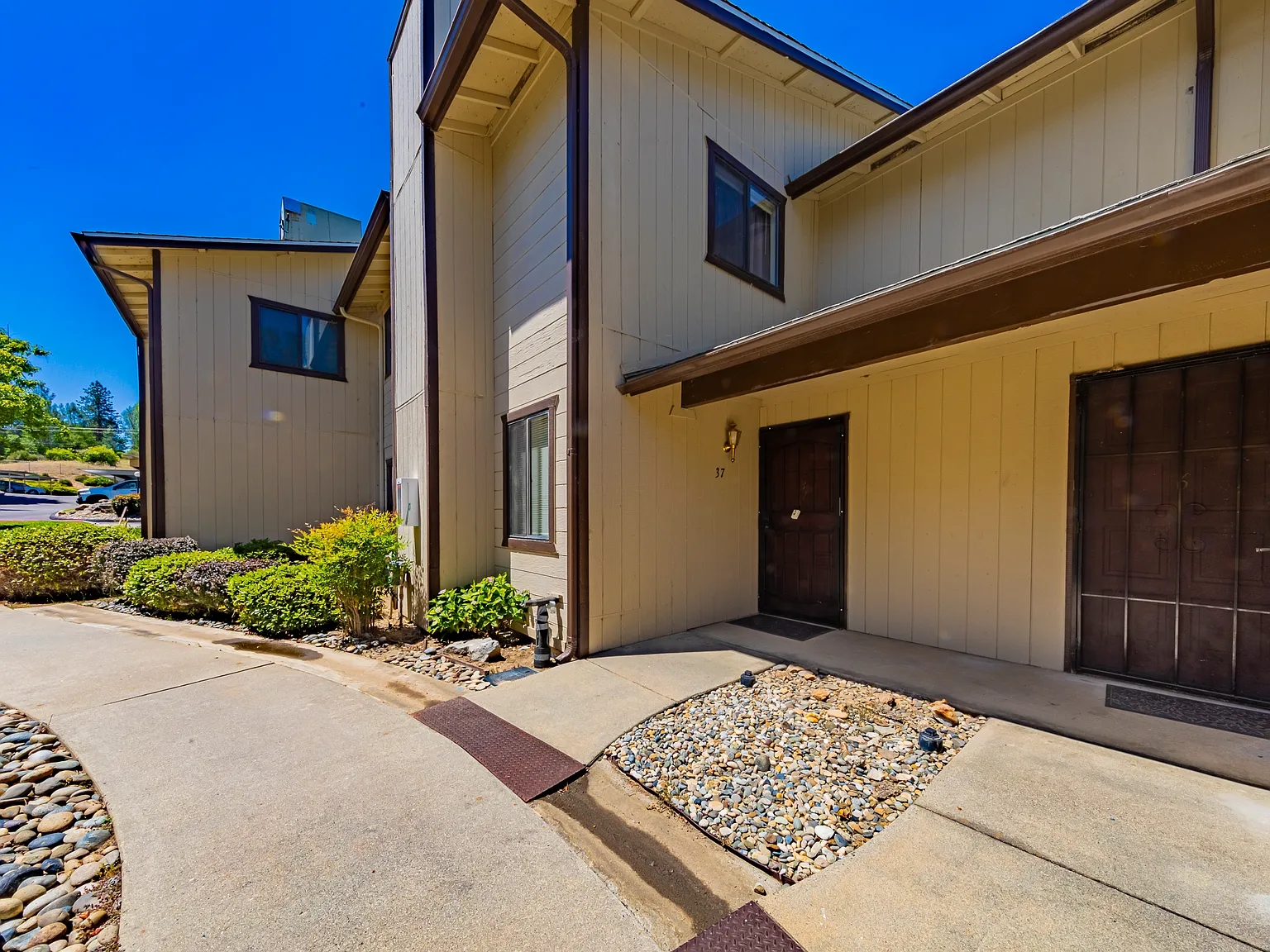 2 bed, 1.5 bath, 1077 sqft, $1,500 — Photo 2