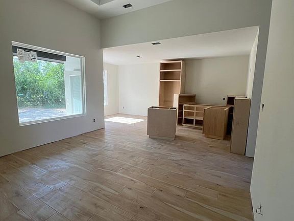 4th image of 355 Colorado Dr
