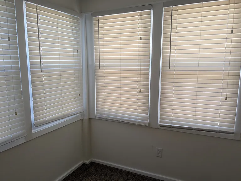 Sunroom
(with blinds closed)