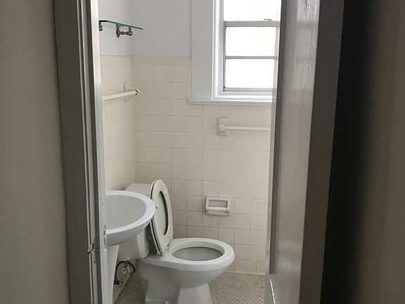 2nd image of 1542 Robinson Ave APT 4