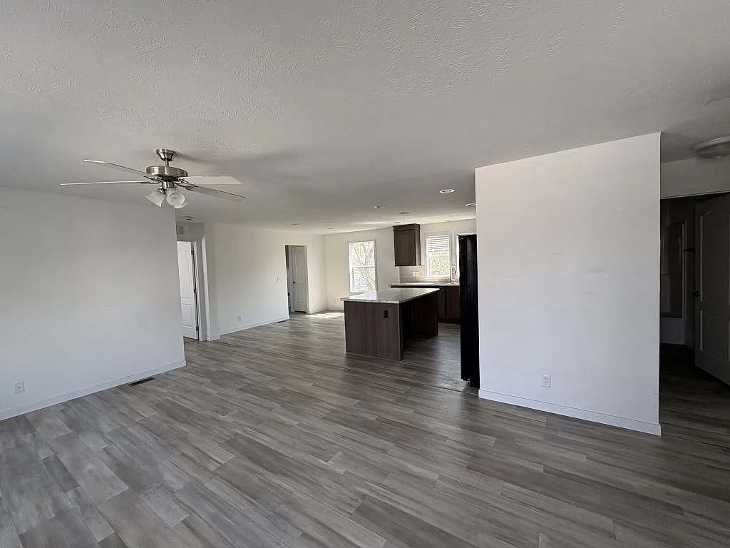 3 bed, 2.0 bath, 1296 sqft, $2,001 — Photo 4