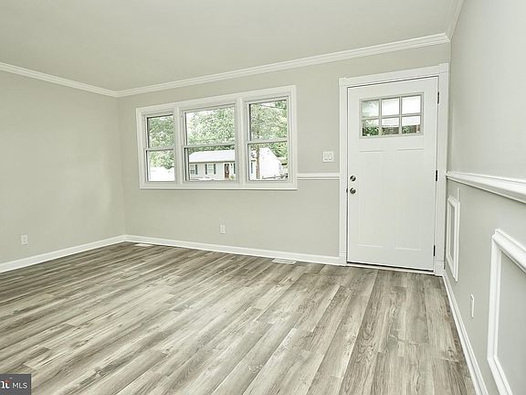 4th image of 53 Essex Ave