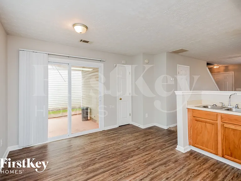 345 Lakeside Cir — Photo 5