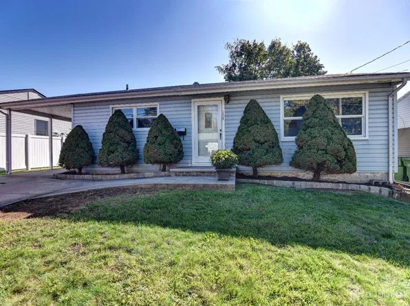 104 Pinetree Dr, Parlin, NJ 08859