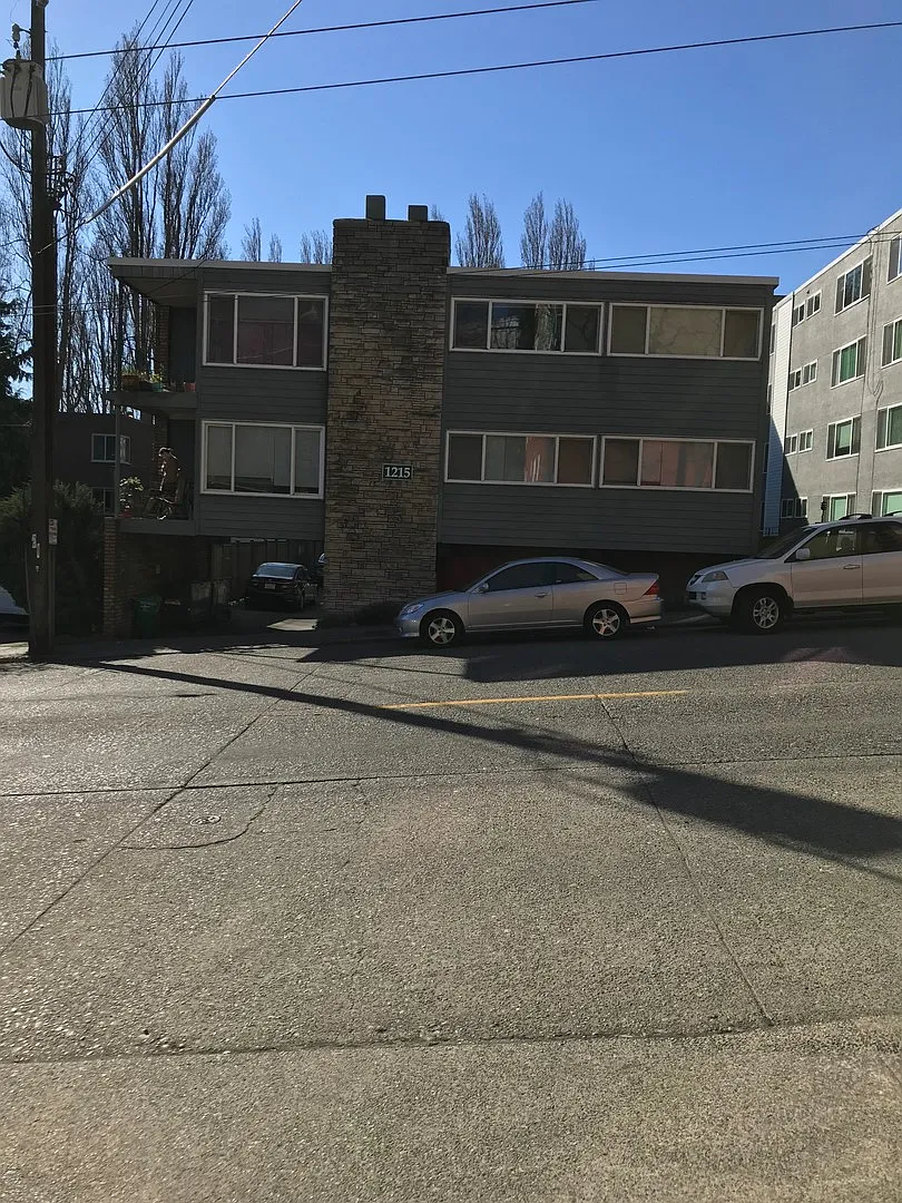 Queen Anne Apartments — Photo 2