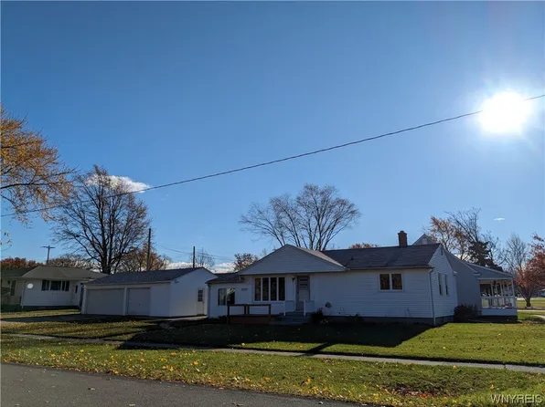 5003 Clifton Pkwy, Hamburg, NY 14075