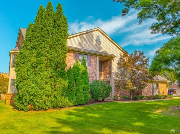 37284 Brentwood Cir, Farmington, MI 48331