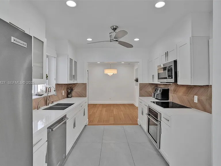 213 NE 43rd St — Photo 38