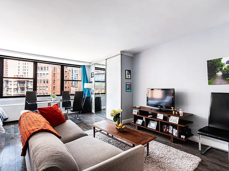 225 E 36th St #7P — Photo 1